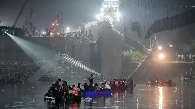 Более 140 человек погибли при обрушении моста в Индии
