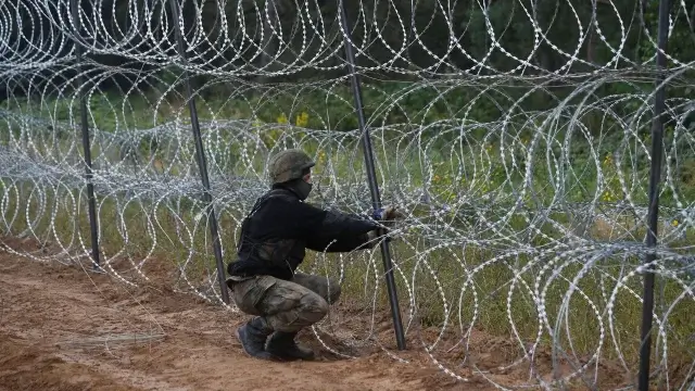 Польша начала строить заграждения на границе с Россией
