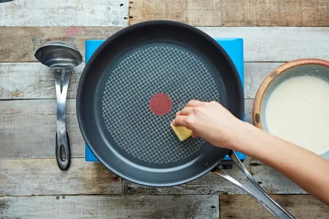 Тефлоновые сковородки оказались опасными для здоровья