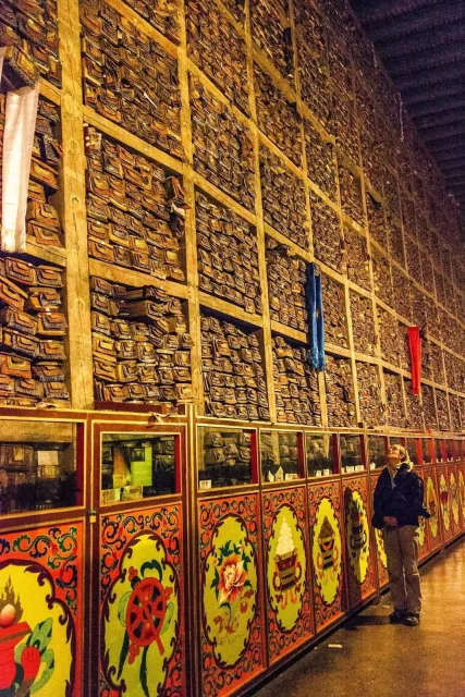 Самая древняя и большая библиотека Тибета 