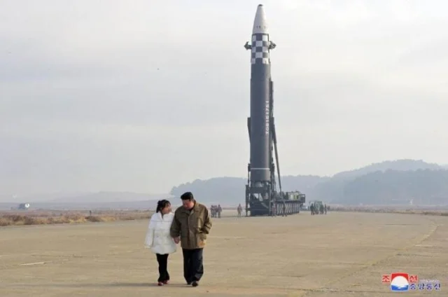 Ким Чен Ын прогулялся с дочерью на фоне ракеты и вызвал волну мемов