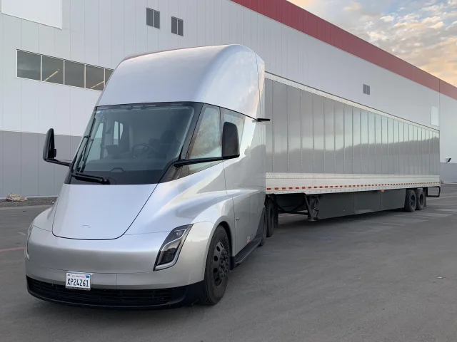 Грузовик Tesla Semi проехал более 800 км без подзарядки