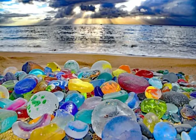 Стеклянные пляжи, или Как природа превращает мусор в красоту