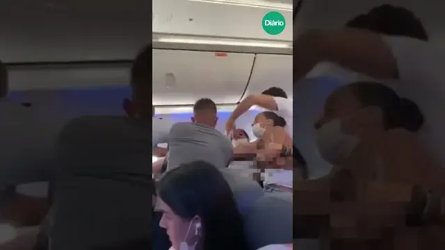 Женщины устроили массовую драку в самолете из-за места