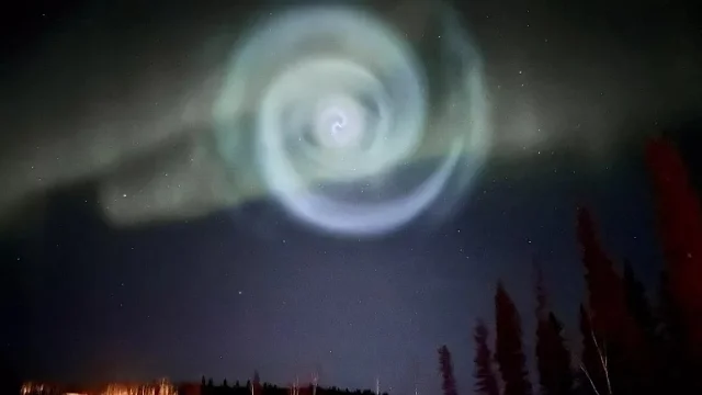 Яркую спираль в небе заметили во время северного сияния над Аляской