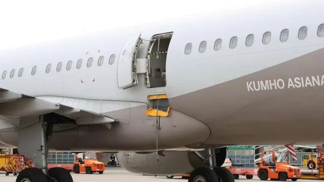 В Южной Корее пассажир открыл дверь самолета на высоте 250 метров