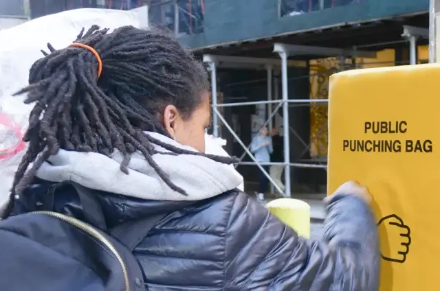 Снять стресс при помощи подушек для битья можно на улицах Нью-Йорка