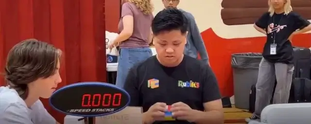 Американец с аутизмом побил рекорд по сборке кубика Рубика
