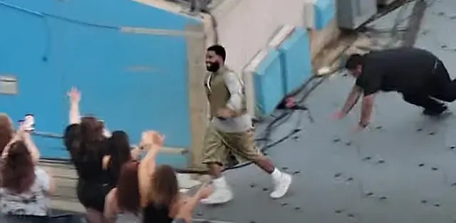 Охранник известного певца дважды упал перед толпой и попал на видео