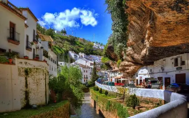 Дома внутри скал: необычный каменный город в Испании