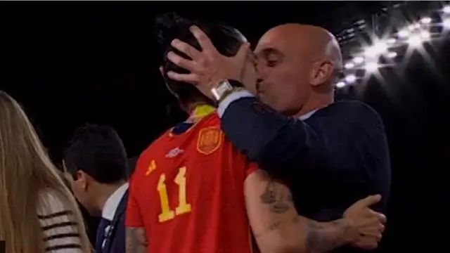 За поцелуй глава испанской федерации футбола может лишиться своего поста