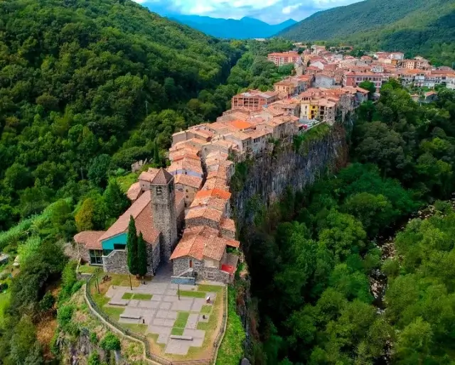 В Испании есть город, который расположен на скале
