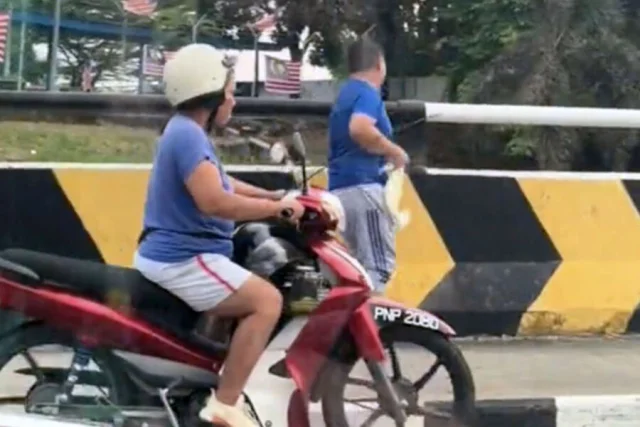 Мать на мотоцикле, а сын бегом, чтобы сбросить лишний вес