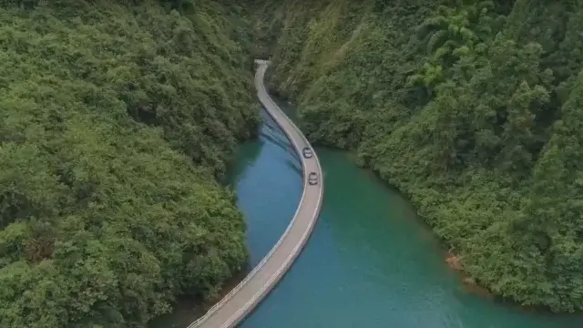 Посмотрите на плавучий автомобильный мост в Китае