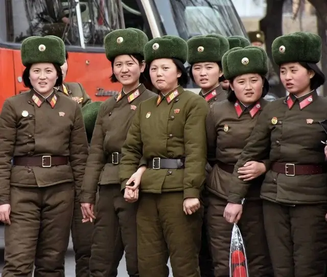 В Северной Корее массово лысеют из-за военных шапок