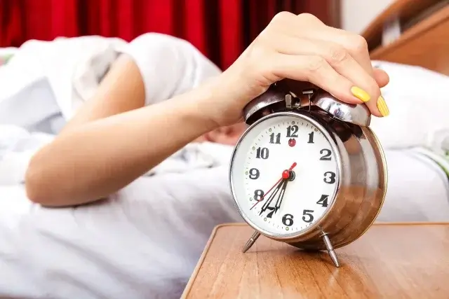 Просыпаться по будильнику может быть вредно для здоровья