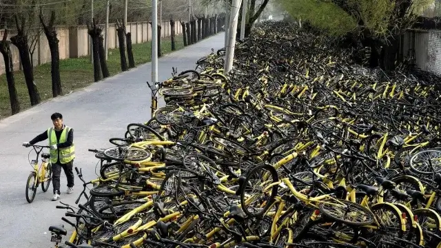 Велошеринги превратились в велосипедные свалки в Китае