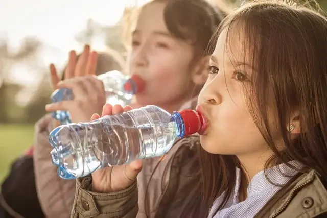 Вода в бутылках содержит до 370 тысяч частиц нанопластика