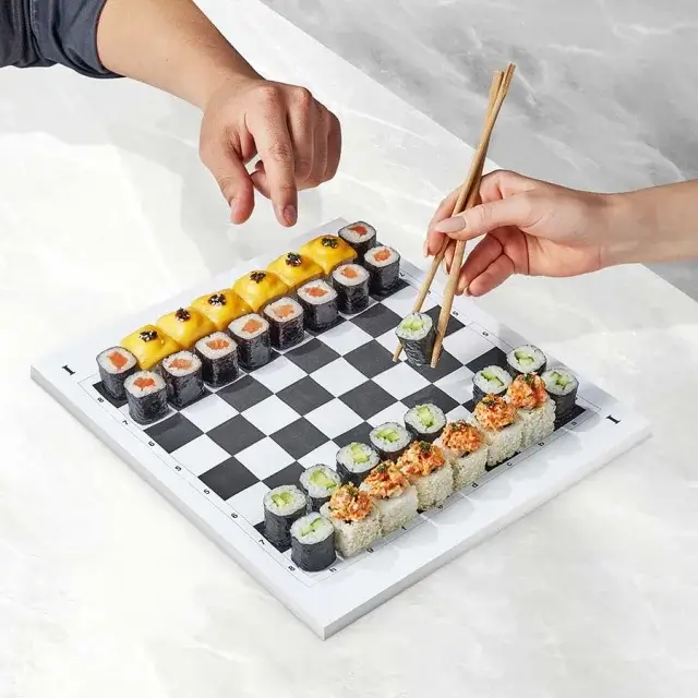Необычная подача суши: в виде рыб и на шахматной доске