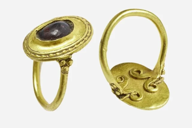 Золотое кольцо королевской семьи возрастом 1400 лет нашли в Дании