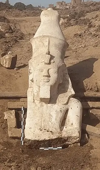 Гигантскую статую самого великого фараона раскопали в Египте